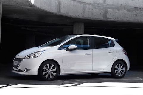 Peugeot kijkt in de toekomst met 208 Hybrid FE
