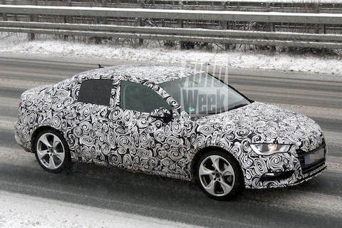 Audi A3 sedan snuffelt aan het asfalt