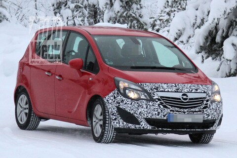 Gefacelifte Opel Meriva door de sneeuw