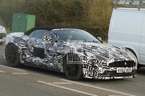 Aston Martin Vanquish Volante poseert