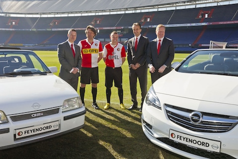 Opel Kadett GSi en Cascada samen in De Kuip