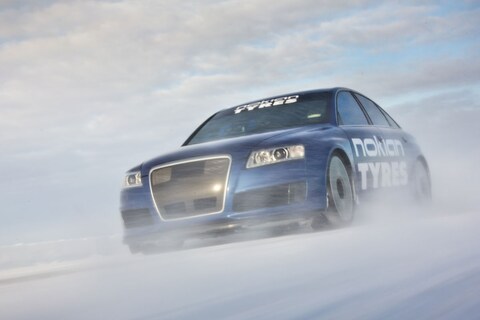 Audi RS6 breekt snelheidsrecord op ijs