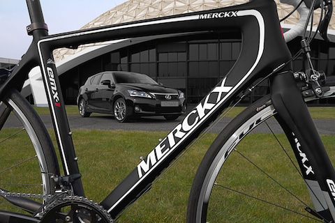 Lexus flirt met tweewielers