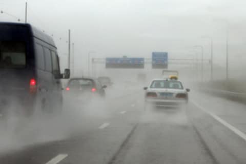 Wat is aquaplaning en hoe kun je het voorkomen?
