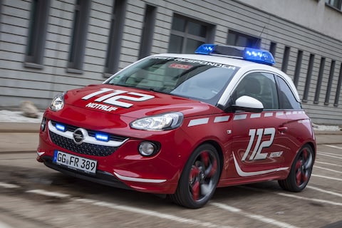 Opel Adam in brandweerpak gehesen