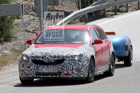 Opel Insignia neemt Passat Alltrack in vizier