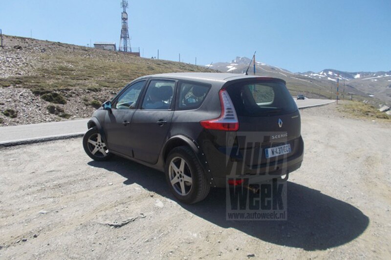 Renault cross-over mule