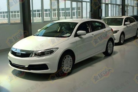 Productieversie Qoros 3 hatchback op straat