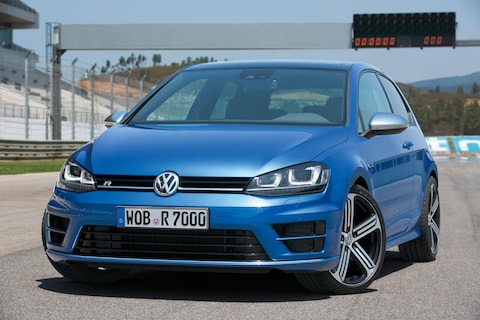 En de Volkswagen Golf R kost...