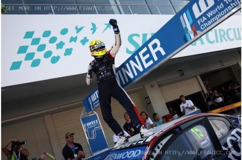 Tom Coronel wint jubileumrace in 'zijn' Japan