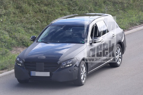 Mercedes C-klasse met minder camouflage de hort op
