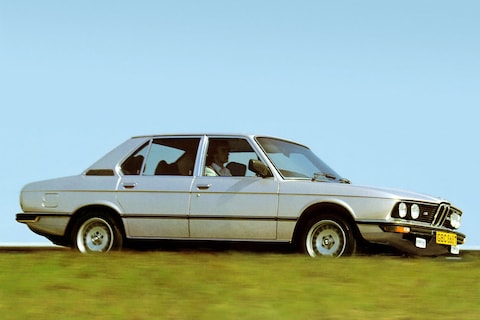 Auto's ook overdag met licht in Zwitserland