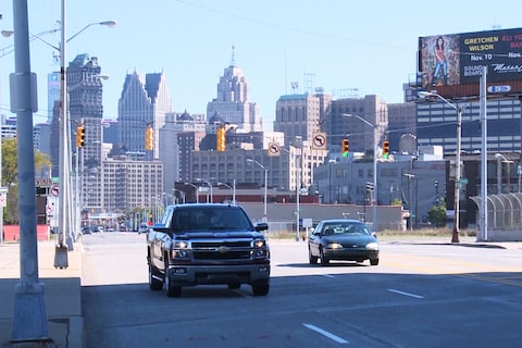 Achteruitkijkspiegel: 'Nieuwe Escalade? Lekker hier laten!'