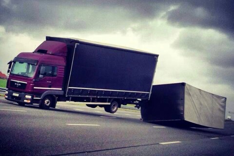 Verkeersborden A9 dreigen los te waaien