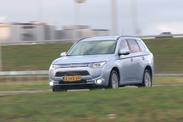 Spiegel Outlander PHEV