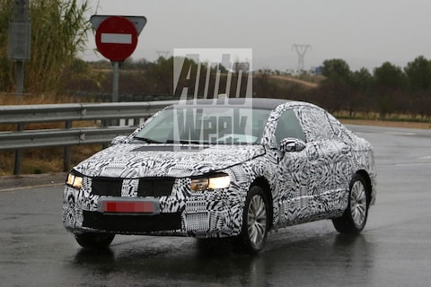 Volkswagen Passat in productietrim de weg op