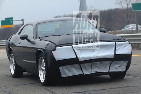 Volgeplakte Dodge Challenger strekt de benen