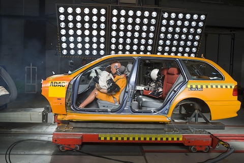 Ski-uitrusting desastreus bij frontale botsing