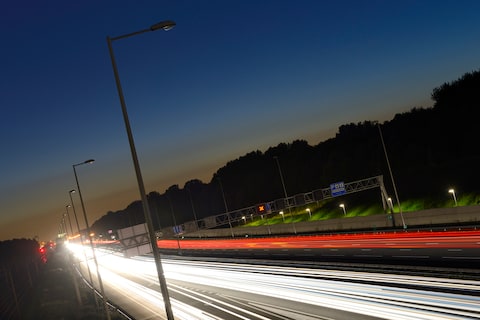 'Donkere snelweg kost juist geld'