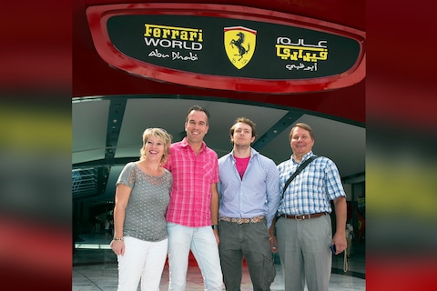 Autokenners bezoeken Ferrari World