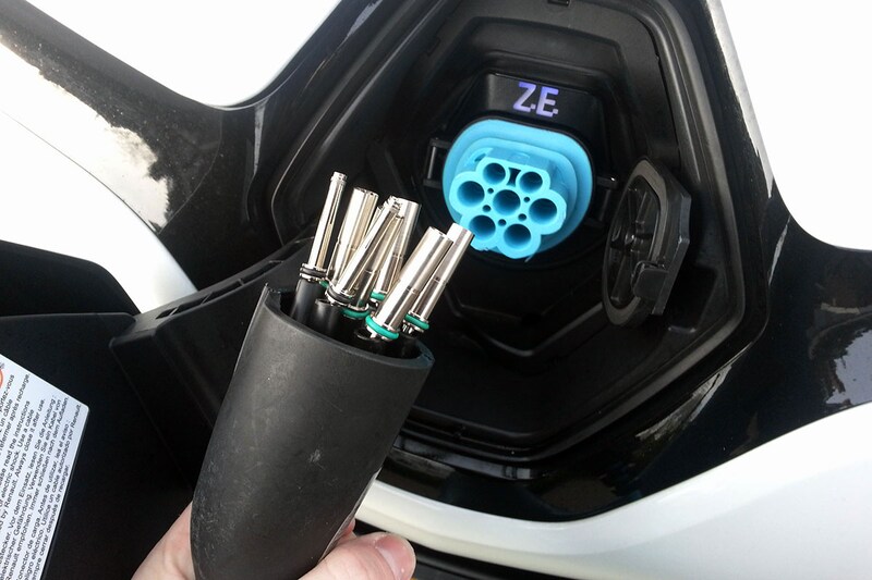 Renault Zoe stekker vernield