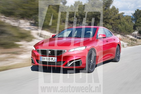 Journaal - Peugeot 408 GT valt CLA aan