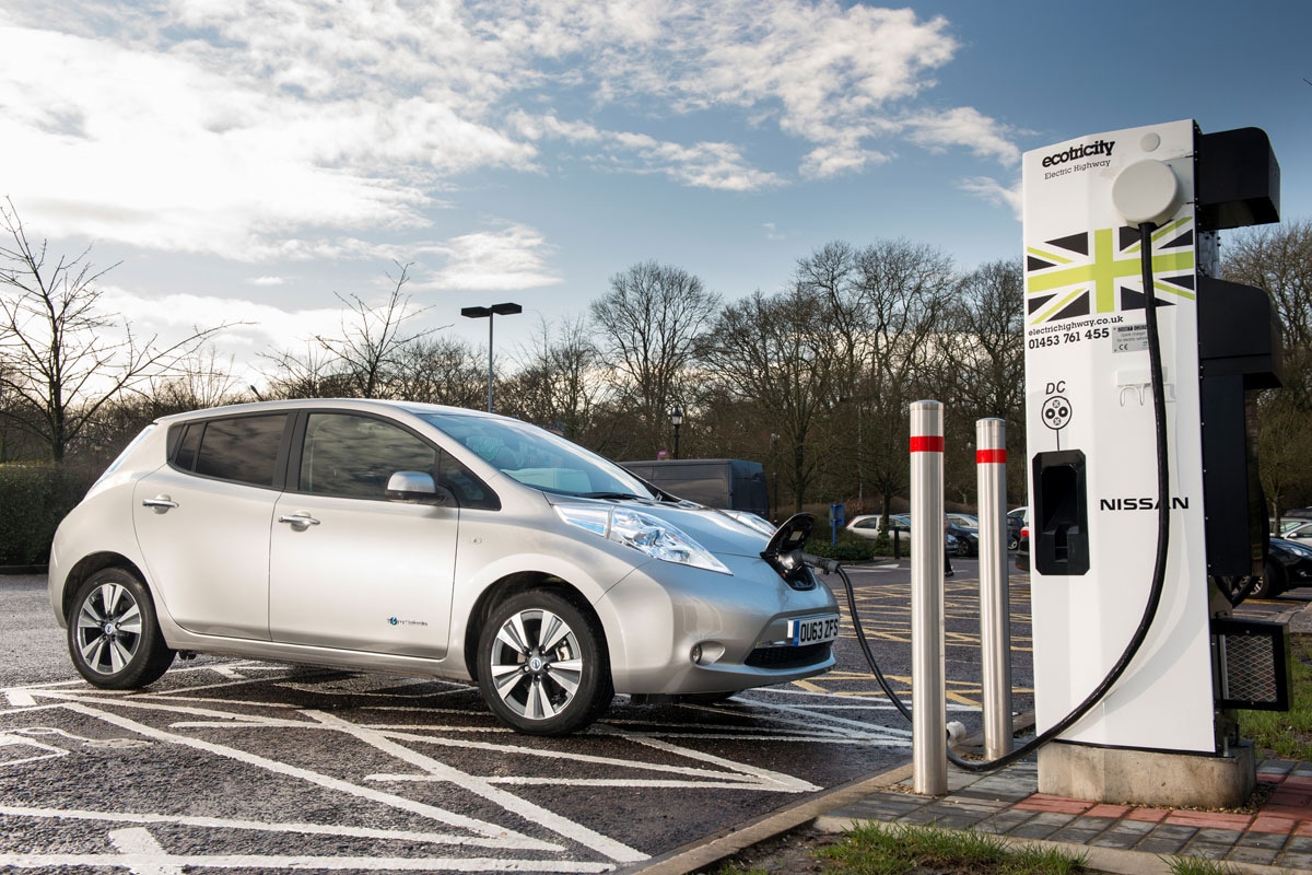 Duizendste Nissan snellaadpaal Surrey