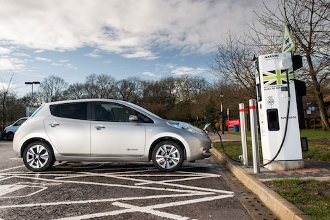 Laadpalen elektrische auto helpen stroomnet