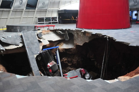 Acht Corvettes door de grond gezakt