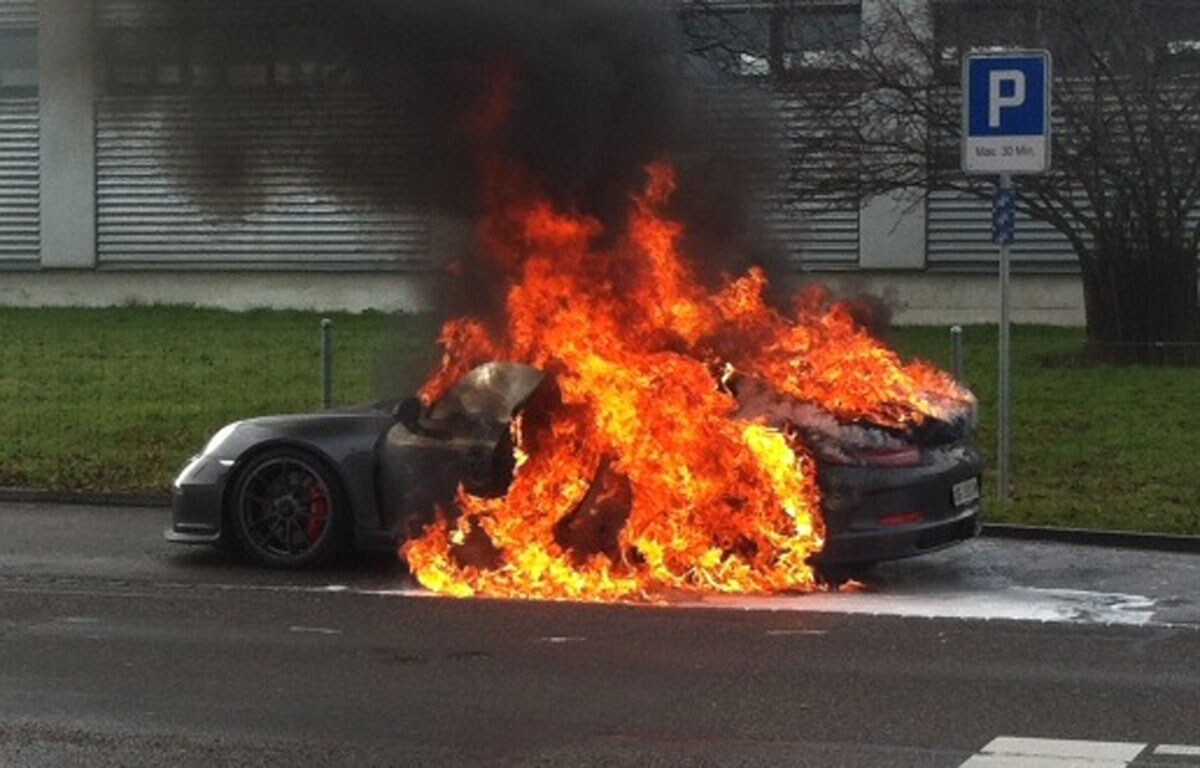 Porsche 911 GT3 gaat in vlammen op