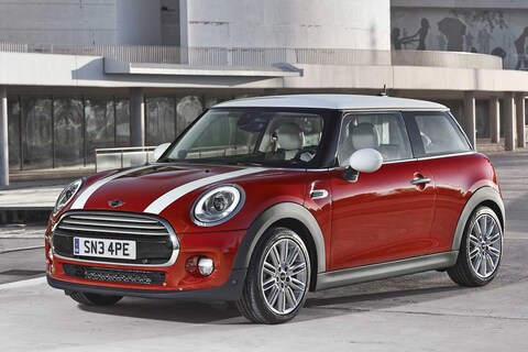 Journaal - Proefdraaien nieuwe Mini in Born