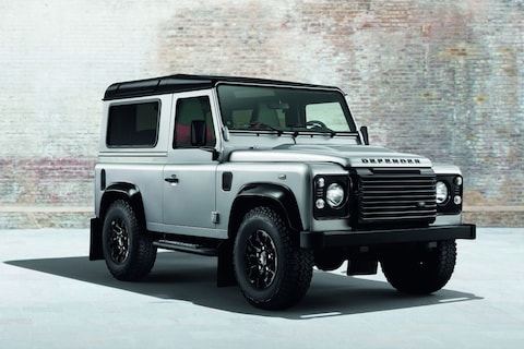 Tweemaal Land Rover Defender naar Genève