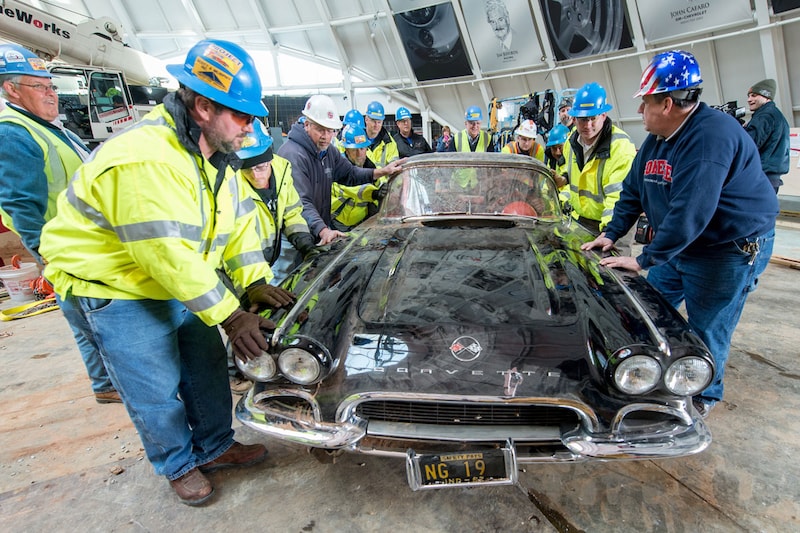 Chevrolet Corvettes gered uit sinkhole