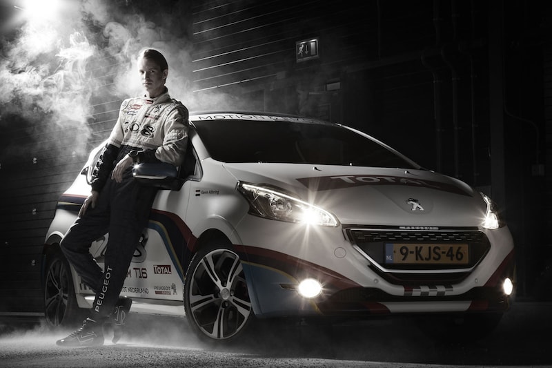 Kevin Abbring bij Peugeot 208 rallyauto
