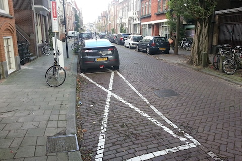 Dringen om parkeerplek door elektrische auto