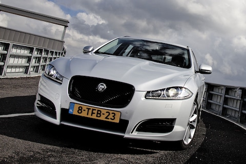 Jaguar XF gratis tot het dak afgeladen