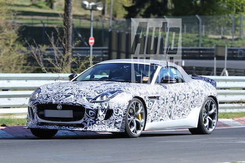 Opgepompte Jaguar F-Type Roadster rijdt testronden