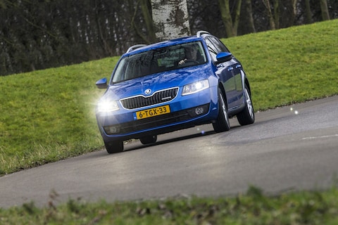 500.000e Skoda Octavia van de band gerold