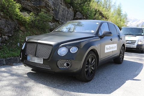 Bentley SUV voor het eerst gecamoufleerd op pad