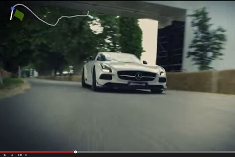 Video: David Coulthard wijst de weg op Goodwood