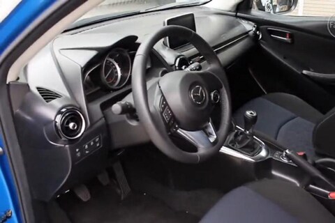 Eerste interieurfoto's Mazda 2 duiken op