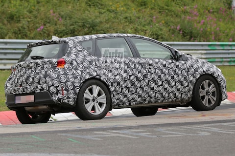 Toyota Auris op de crosstoer