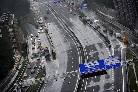 Overvloedige neerslag teistert Nederlands verkeer