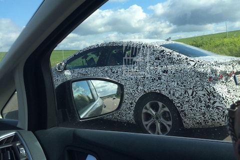 AutoWeek-lezer spot: Opel Astra sedan