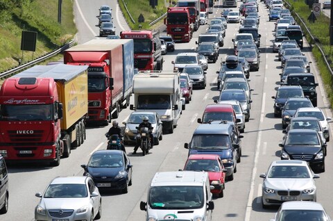 Bom slaat enorme krater in autobahn
