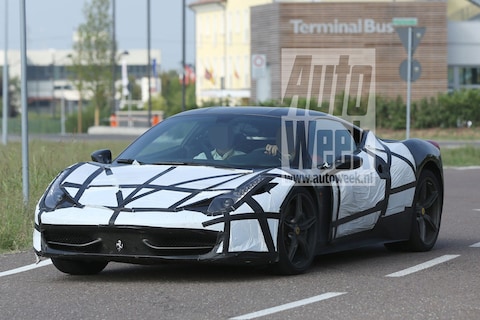 Ferrari M458-T strekt gespierde benen