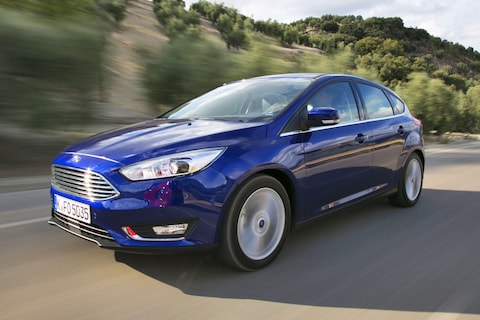 De groene auto heeft een zwart randje