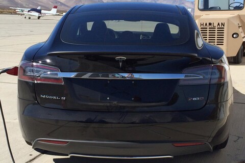 Tesla Model S 'D' loopt tegen de lamp