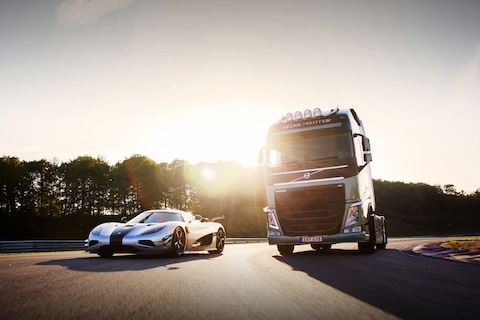 Welke is sneller: Koenigsegg One:1 of Volvo-truck?