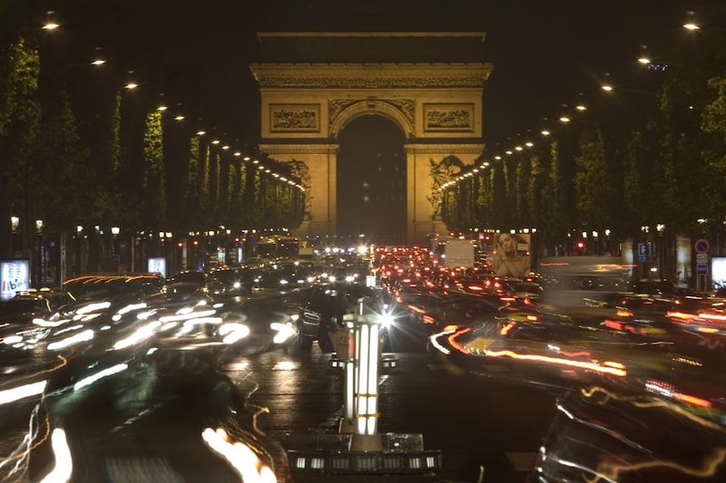 Verkeer in Parijs bij Arc de Triomphe (foto: ANP)